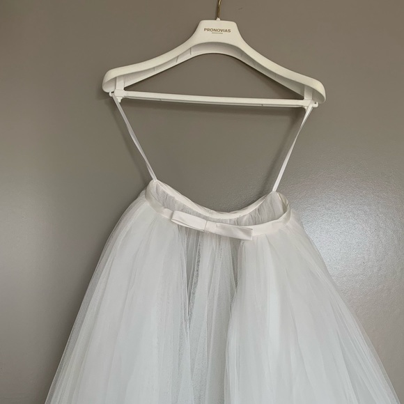 Pronovias wedding gown with overskirt - Picture 6 of 8